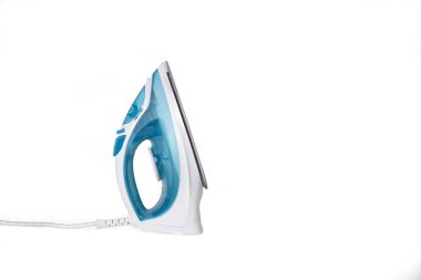 Fotokopi alanı beyaz arkaplanda beyaz ve mavi buharlı bir ütü.