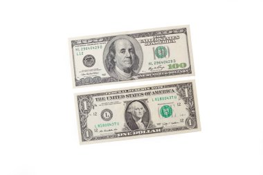 Beyaz arka planda 1100 dolarlık banknotlar