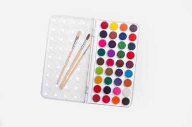 Resimler ve suluboya resimler beyaz bir arkaplanda üstten görünüyor.