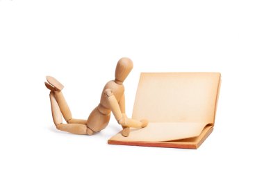 Beyaz arka planda izole edilmiş bir kitap okuyan tahta bir manken.