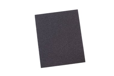 Beyaz arkaplanda izole edilmiş siyah bir zımpara kağıdı.