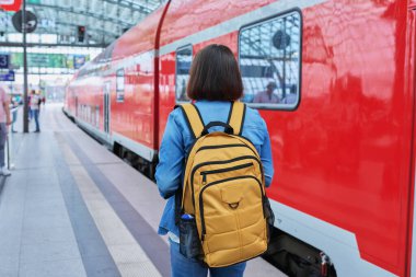 Eletro tren, içerideki tren istasyonu, peron, kadın yolcu manzarası. Ulaşım, şehir, yolcu taşımacılığı kentsel kavramı