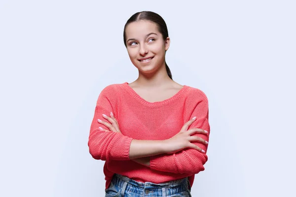 一个面带微笑的少女的画像 带着对白色工作室背景的深思熟虑的表情 自信的15 16岁少女 双臂交叉 青少年 — 图库照片