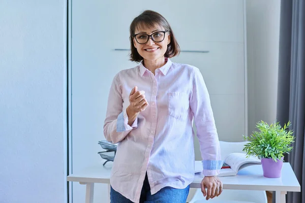 Porträt Einer Selbstbewussten Frau Mittleren Alters Schreibtisch Home Office Positive — Stockfoto