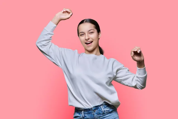 Joyeux Adolescent Dansant Fille Sur Fond Studio Couleur Rose Joyeux — Photo