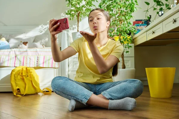 Gadis Remaja Menggunakan Smartphone Untuk Konferensi Chat Panggilan Video Ruang — Stok Foto
