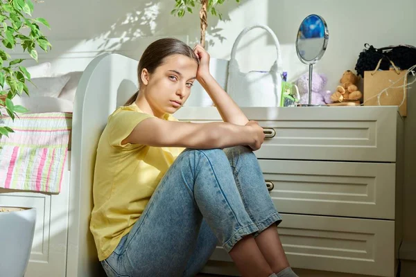 Trauriges Teenager Mädchen Das Hause Auf Dem Boden Sitzt Aufgebrachte — Stockfoto