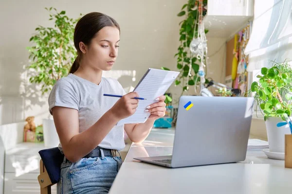 Teenagermädchen Lernen Hause Mit Laptop Notizen Notizbuch Ukrainische High School — Stockfoto