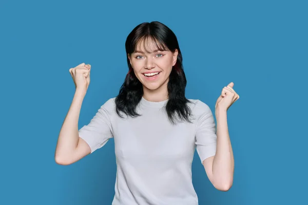 Емоція Радості Удачі Перемоги Святкування Молода Щаслива Жінка Тримає Кулаки — стокове фото