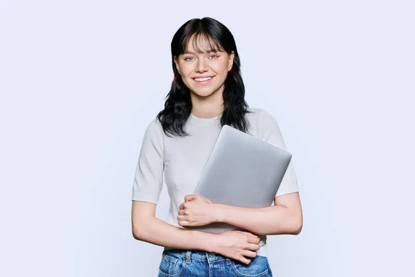 Χαμογελώντας Έφηβη Φοιτήτρια Φορητό Υπολογιστή Κορίτσι Κοιτάζοντας Κάμερα Στο Φως — Φωτογραφία Αρχείου