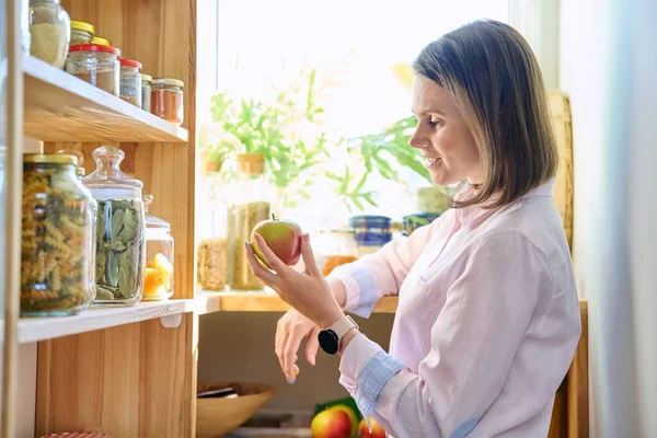 Mutfakta Elinde Mısır Gevreği Kavanozları Makarna Kuru Meyve Elinde Kırmızı — Stok fotoğraf