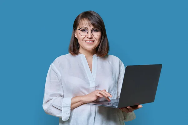 Lächelnd Attraktive Reife Frau Mit Laptop Auf Blauem Hintergrund Freundliche — Stockfoto