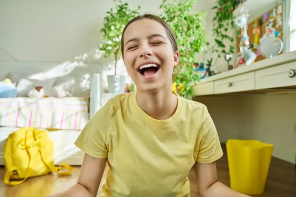 Έφηβη Έφηβη Μαθήτρια Που Κάνει Βιντεοκλήση Για Τηλεδιάσκεψη Μιλώντας Γελώντας — Φωτογραφία Αρχείου