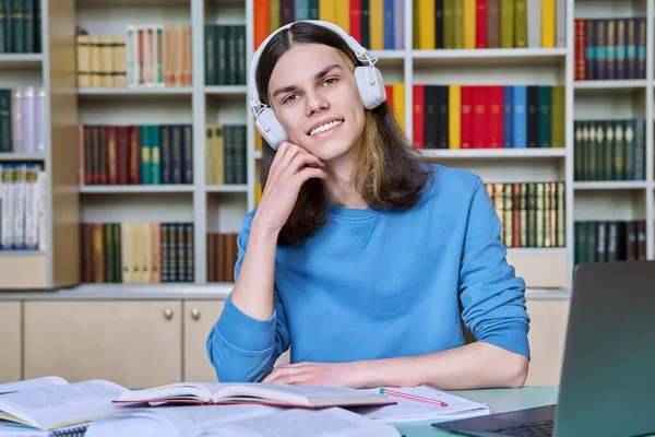 Retrato Estudiante Adolescente Con Auriculares Sentados Escritorio Biblioteca Usando Una —  Fotos de Stock