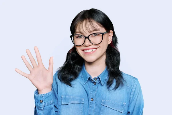 Φιλική Έφηβη Γυναίκα Γυαλιά Που Κοιτάζει Την Κάμερα Χαιρετώντας Χέρι — Φωτογραφία Αρχείου