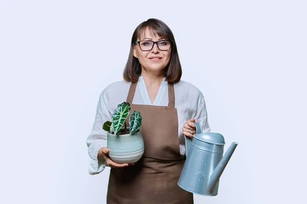 Portrait Femme Professionnelle Tablier Avec Arrosoir Plante Pot Regardant Caméra — Photo