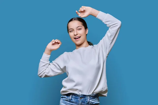 Alegre Bailarina Adolescente Sobre Fondo Estudio Color Azul Feliz Joven —  Fotos de Stock