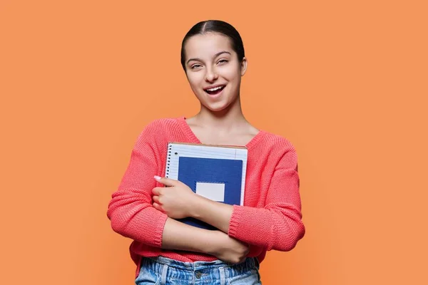 Retrato Niña Estudiante Secundaria Adolescente Sobre Fondo Estudio Color Naranja —  Fotos de Stock