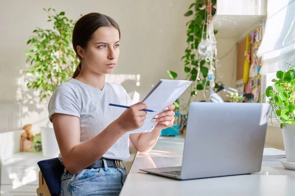 Дівчина Підліток Навчається Вдома Використовуючи Ноутбук Роблячи Нотатки Блокноті Студент — стокове фото