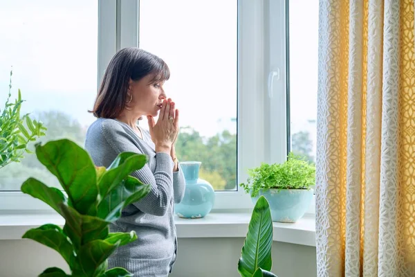 Серьезная Женщина Средних Лет Молится Окна Дома Зрелая Женщина Сложила — стоковое фото