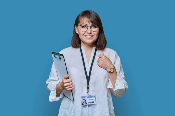 Retrato Profissional Maduro Confiante Trabalhador Centro Médico Feminino Com Cartão — Fotografia de Stock