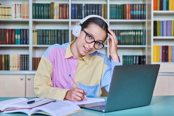 Teenagermädchen Studiert Der Bibliothek Frau Mit Kopfhörer Die Die Kamera — Stockfoto