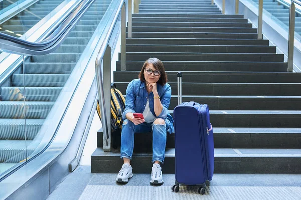 Woman Passenger Tourist Station Luggage Middle Aged Female Suitcase Smartphone — Stock Photo, Image