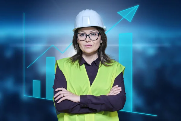 有信心的工厂工程师 技术专家 安全头盔背心的女性 具有工业背景 并附有图表 女性看相机与交叉臂成功的行业建设物流 — 图库照片