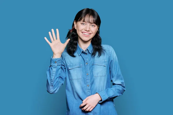 Φιλική Έφηβος Νεαρή Γυναίκα Κοιτάζοντας Κάμερα Κουνώντας Χέρι Χαιρετισμό Πάνω — Φωτογραφία Αρχείου