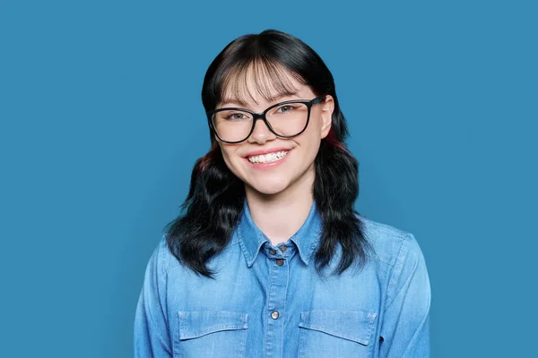Portré Boldog Mosolygós Fiatal Lány Tanuló Szemüvegben Nézi Kamera Kék — Stock Fotó