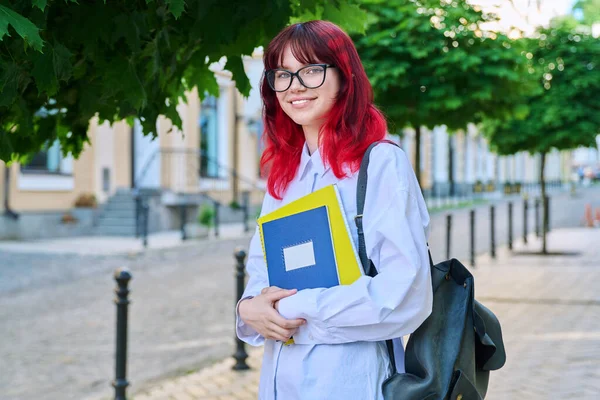 Porträt Einer Lächelnden Studentin Jahre Alt Auf Der Straße Der — Stockfoto