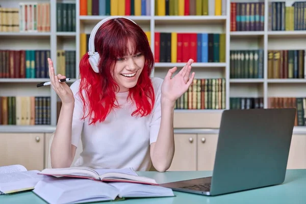 Dospívající Studentka Studující Knihovně Dívka Sluchátkách Která Používá Notebook Dívá — Stock fotografie