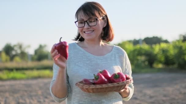 Femme Âge Moyen Avec Récolte Paprika Rouge Mûr Dans Bol — Video