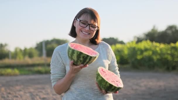 Lächelnde Frau Mit Hälften Reifer Wassermelonen Den Händen Draußen Weibchen — Stockvideo