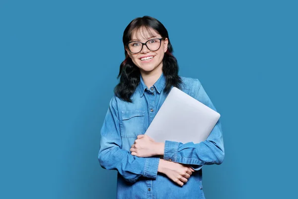 Ernsthafte Teenager Studentin Mit Laptop Mädchen Das Auf Blauem Hintergrund — Stockfoto