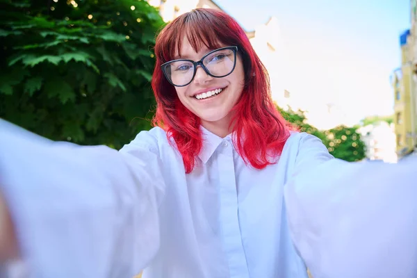 Jovem Estudante Adolescente Óculos Levando Selfie Livre Menina Sorridente Com — Fotografia de Stock
