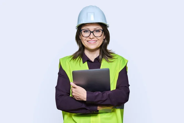 戴头盔的女经理头像 头戴手提电脑 背景为白色 员工概念 — 图库照片