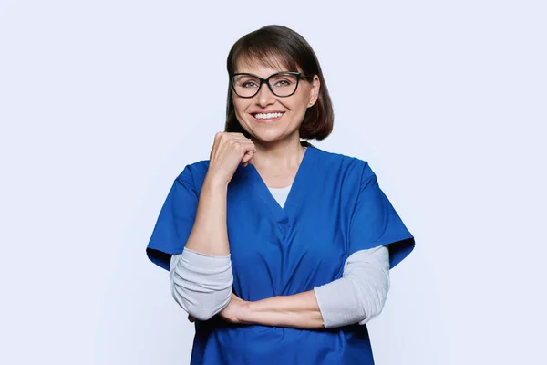 Retrato Enfermeira Meia Idade Sorridente Com Estetoscópio Olhando Para Câmera — Fotografia de Stock