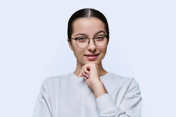 Teenagermädchen Mit Brille Blickt Die Kamera Auf Weißem Studiohintergrund Porträt — Stockfoto