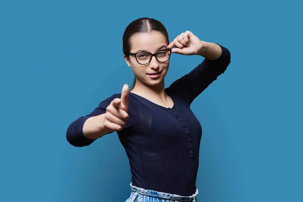 Adolescente Menina Estudante Óculos Olhando Para Câmera Apontando Dedo Para — Fotografia de Stock
