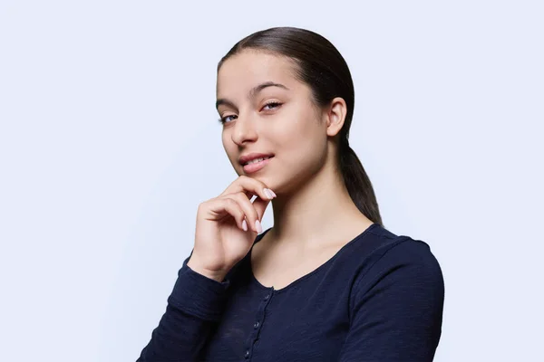 年轻女孩在白色工作室背景下看着相机的肖像 笑少女15 16岁 青春期 高中学生 青年概念 — 图库照片