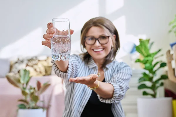 Großaufnahme Eines Glases Mineralwasser Den Händen Einer Reifen Frau Gesundheit — Stockfoto