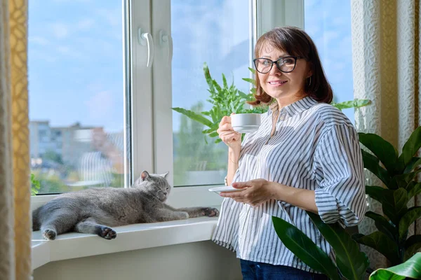 Ochtends Koffie Thuis Vrouw Van Middelbare Leeftijd Met Een Kop — Stockfoto