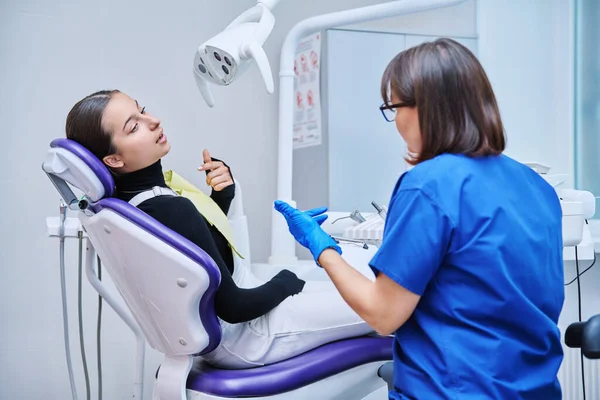 Dentiste Adolescente Patiente Clinique Dentaire Médecin Infirmière Écrivant Sur Presse — Photo