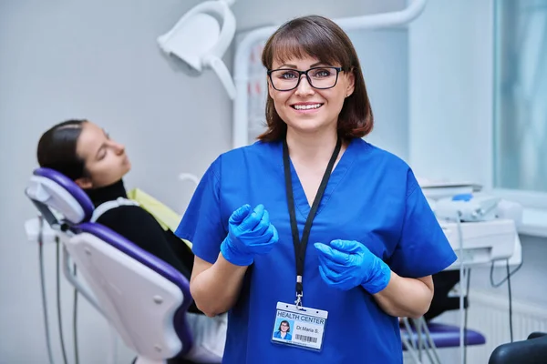 Porträtt Leende Kvinnlig Tandläkare Tittar Kameran Med Ung Flicka Patient — Stockfoto