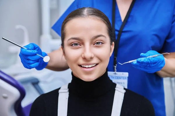 Joven Adolescente Control Tratamiento Examen Dental Clínica Chica Adolescente Sentada — Foto de Stock