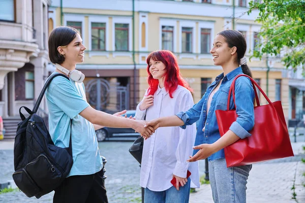 Встреча Друзьями Подростками Улице Города Счастливо Смеяться Разговаривая Молодыми Женщинами — стоковое фото