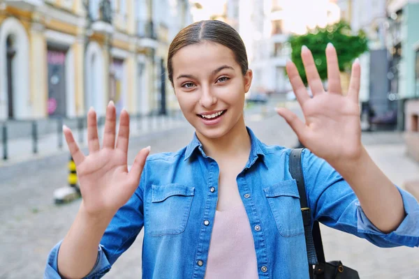摄像头的视图 十几岁的女学生看着摄像机挥手 在城市街道上 Fun Happiness Emotions Adolescence Blog Vlog Youth — 图库照片