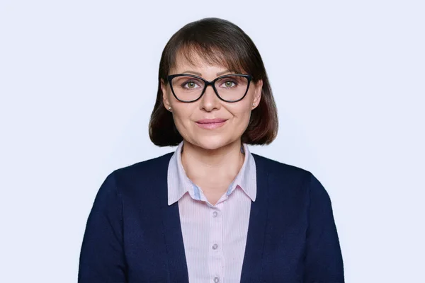 业务部门面带微笑的40多岁女人的肖像看着相机 白色的工作室背景 身穿商务服装 戴眼镜的中年妇女 — 图库照片