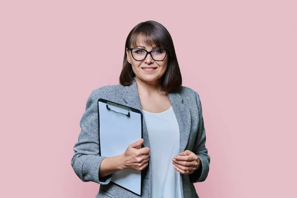 Affärskvinna Med Urklipp Rosa Färg Bakgrund Självsäker Medelålders Kvinna Glasögon — Stockfoto